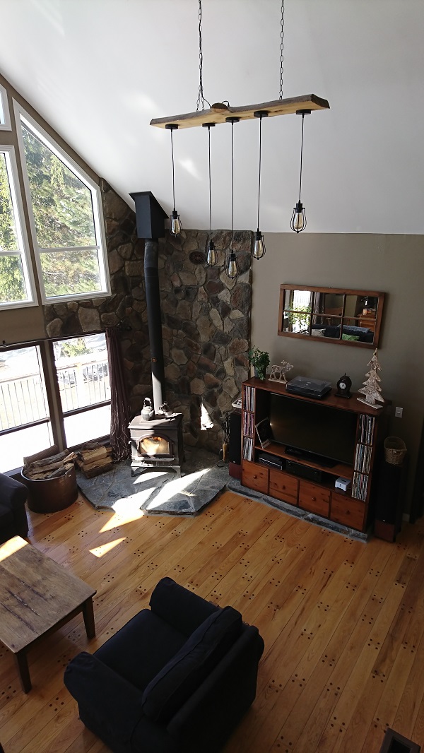 Wood stove with stone veneer accent wall