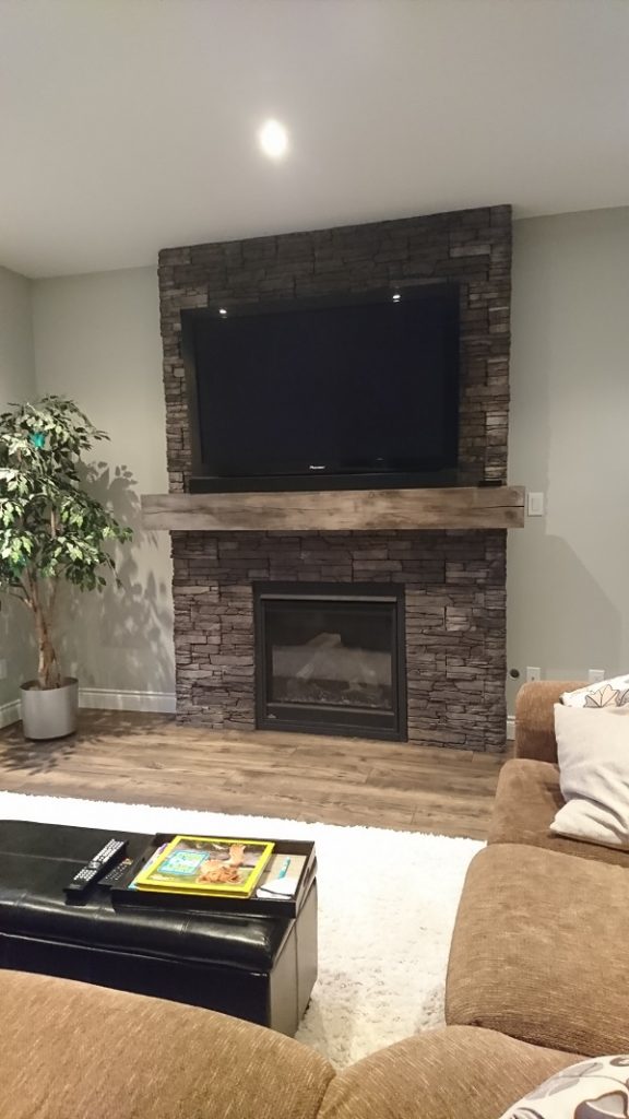 Stonecraft veneer featuring Farmledge Westchester profit on a fireplace.